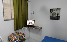 Seu Apto na Praia da Costa 6 com 1 Cama Casal e Opcional Pequena Cama Solteiro Simples e Barato Excelente Local Ar Cond TV Microondas Internet Rápida Todo seu no Centro